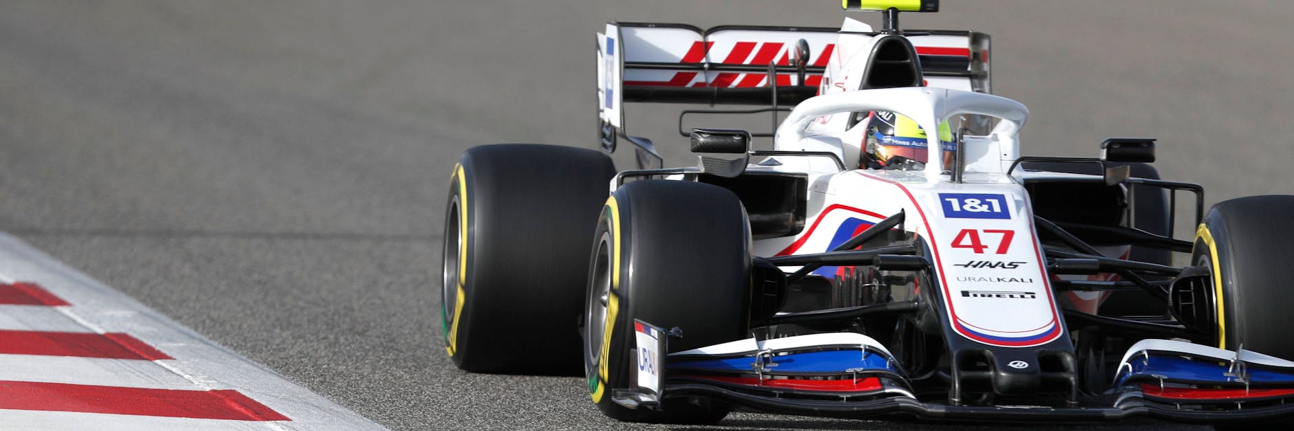 Mick Schumacher dreht am dritten Testtag in Bahrain im Haas erstmals so richtig auf.