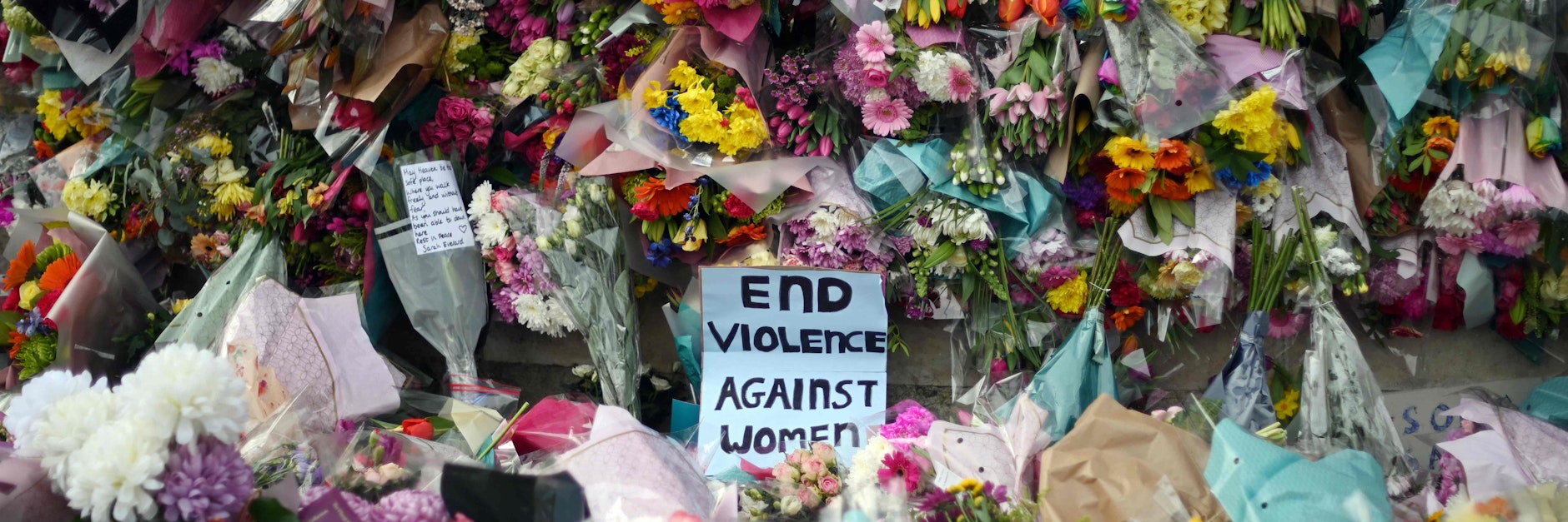 Ein Meer aus Blumen am improvisierten Gedenkort für die ermordete Sarah Everard.