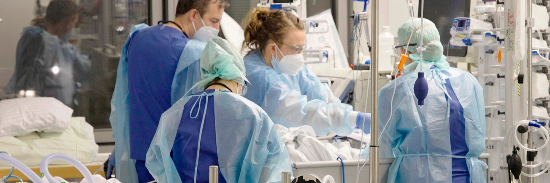 Eine Szene auf einer Corona-Intensivstation der Charité aus der Doku „Kampf um jeden Atemzug“, die am Montag (15.3.) um 22.50 Uhr in der ARD zu sehen ist.<br>