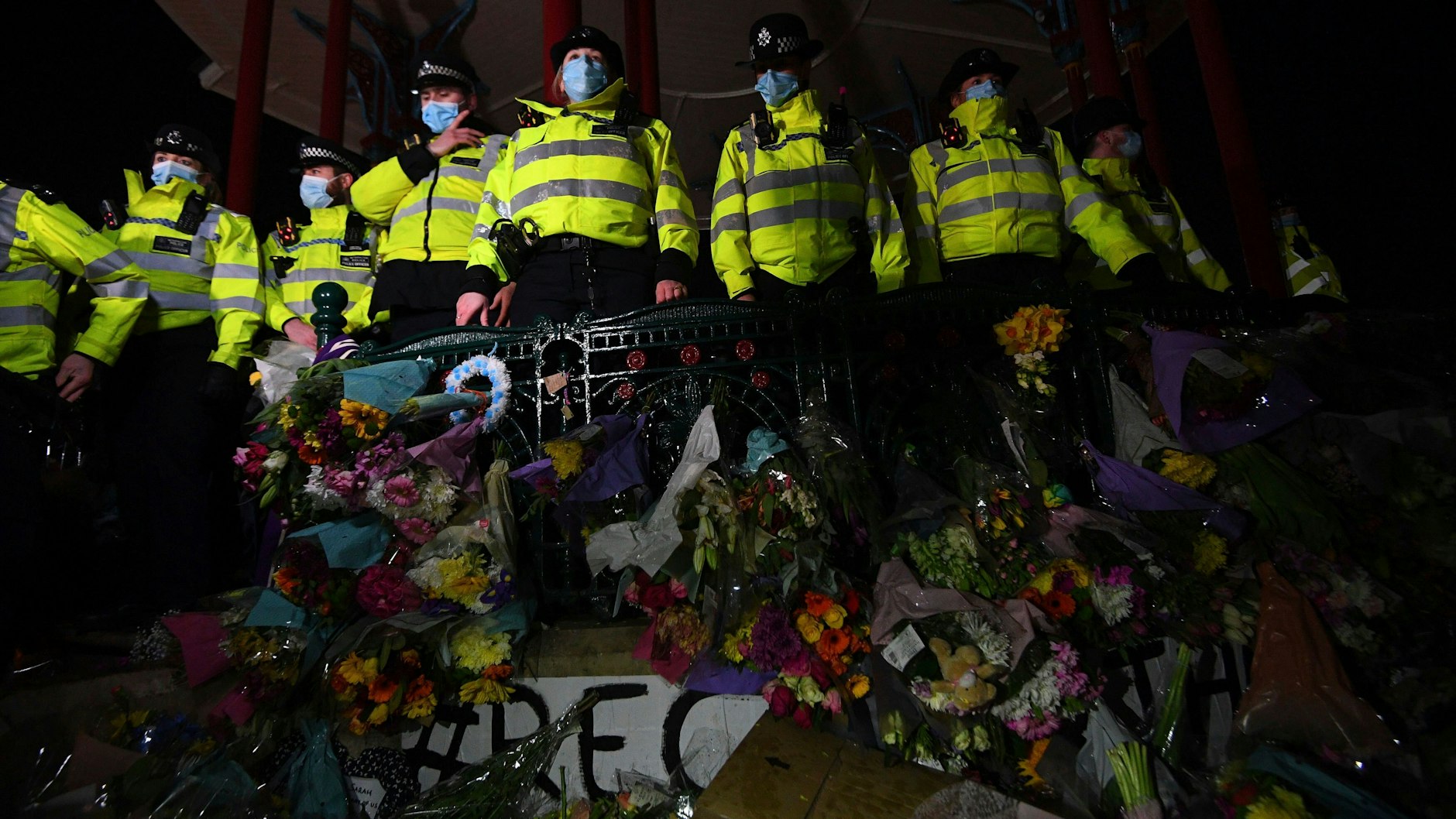 Die Londoner Polizei am 13. März bei der Mahnwache für Sarah Everard, initiiert von der Initiative „Reclaim these Streets“.