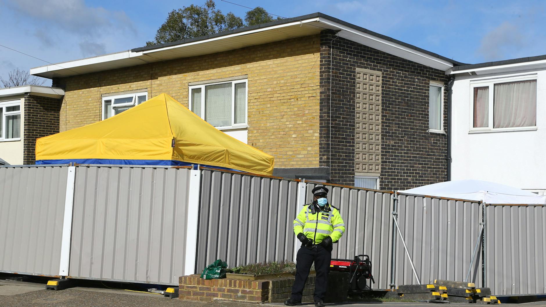 Ein Polizist steht vor dem Wohnhaus eines 48-jährigen Polizisten, der im Verdacht steht, die 33-jährige Sarah Everard auf ihrem Nachhauseweg entführt und getötet zu haben.