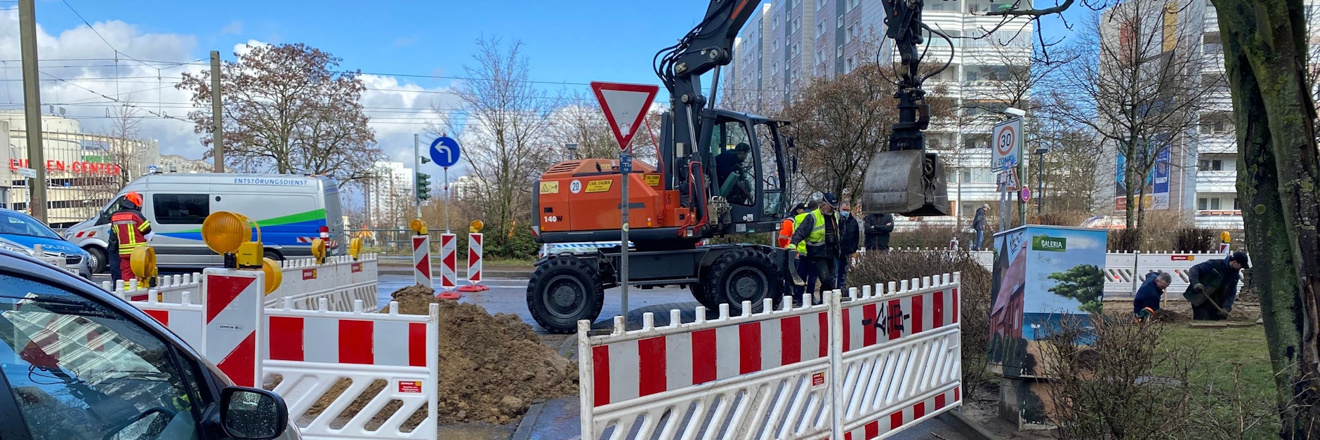 Fachleute versuchen den Schaden an den Rohren zu reparieren.