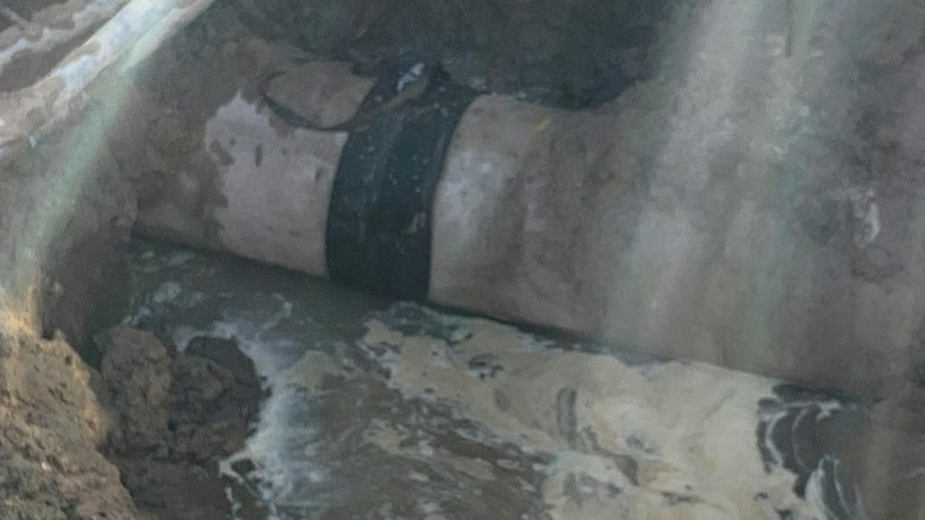 Das betroffene Rohr wurde vorübergehend mit einer Gummimatte repariert.