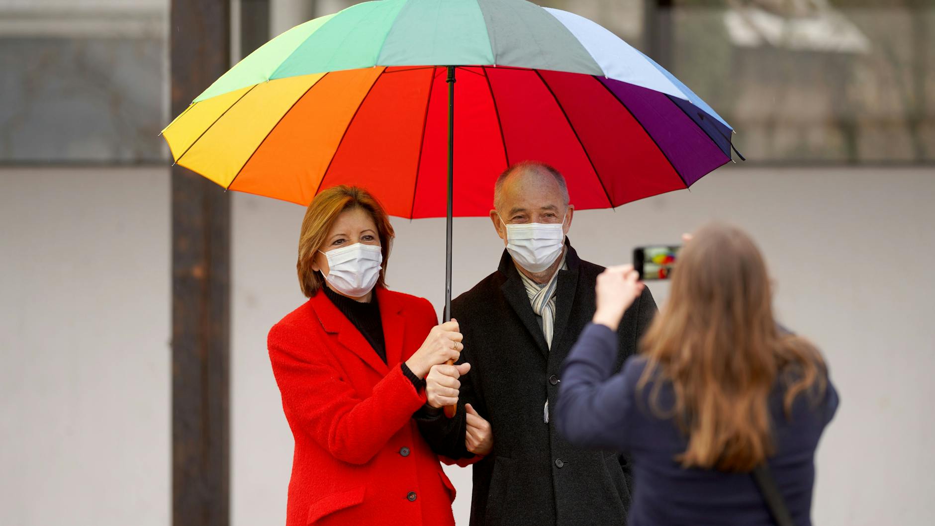 Malu Dreyer (SPD) kam am Sonntag mit ihrem Ehemann Klaus Jensen zur Stimmabgabe.