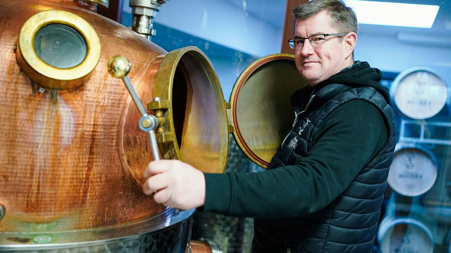 Thomas Sippel, Inhaber einer Destillerie in Rheinland-Pfalz, brennt Schnaps aus Bier.