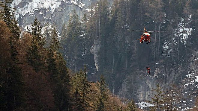 Der verunglückte 18-Jährige und sein Retter hängen an der Seilwinde des Helikopters.