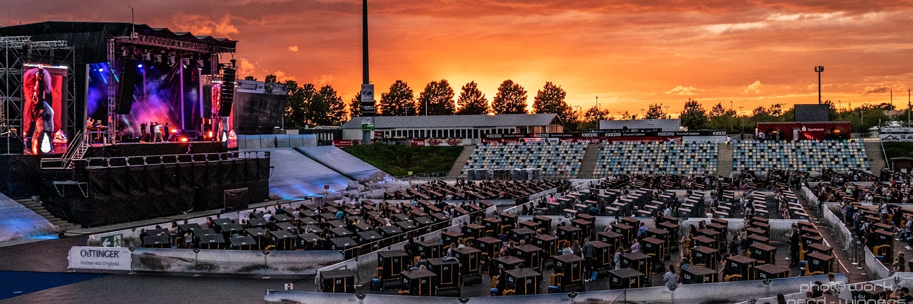 Vor der Bühne Hunderte Strandkörbe: So ähnlich wird es in Hoppegarten aussehen. Hier ein Bild aus dem Sommer 2020 in Mönchengladbach.