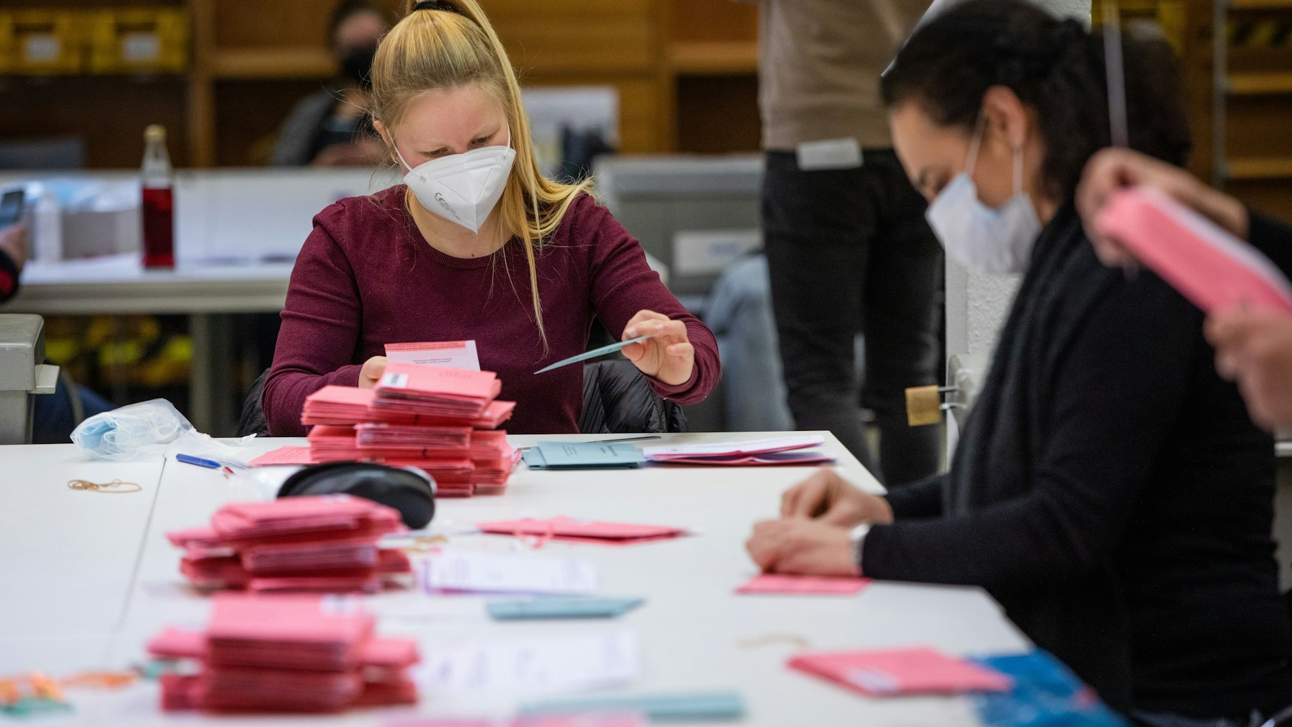 Helfer kontrollieren in Baden-Württemberg Wahlunterlagen. Bei den ersten beiden Landtagswahlen während der Corona-Pandemie war der Anteil der Briefwähler besonders hoch.