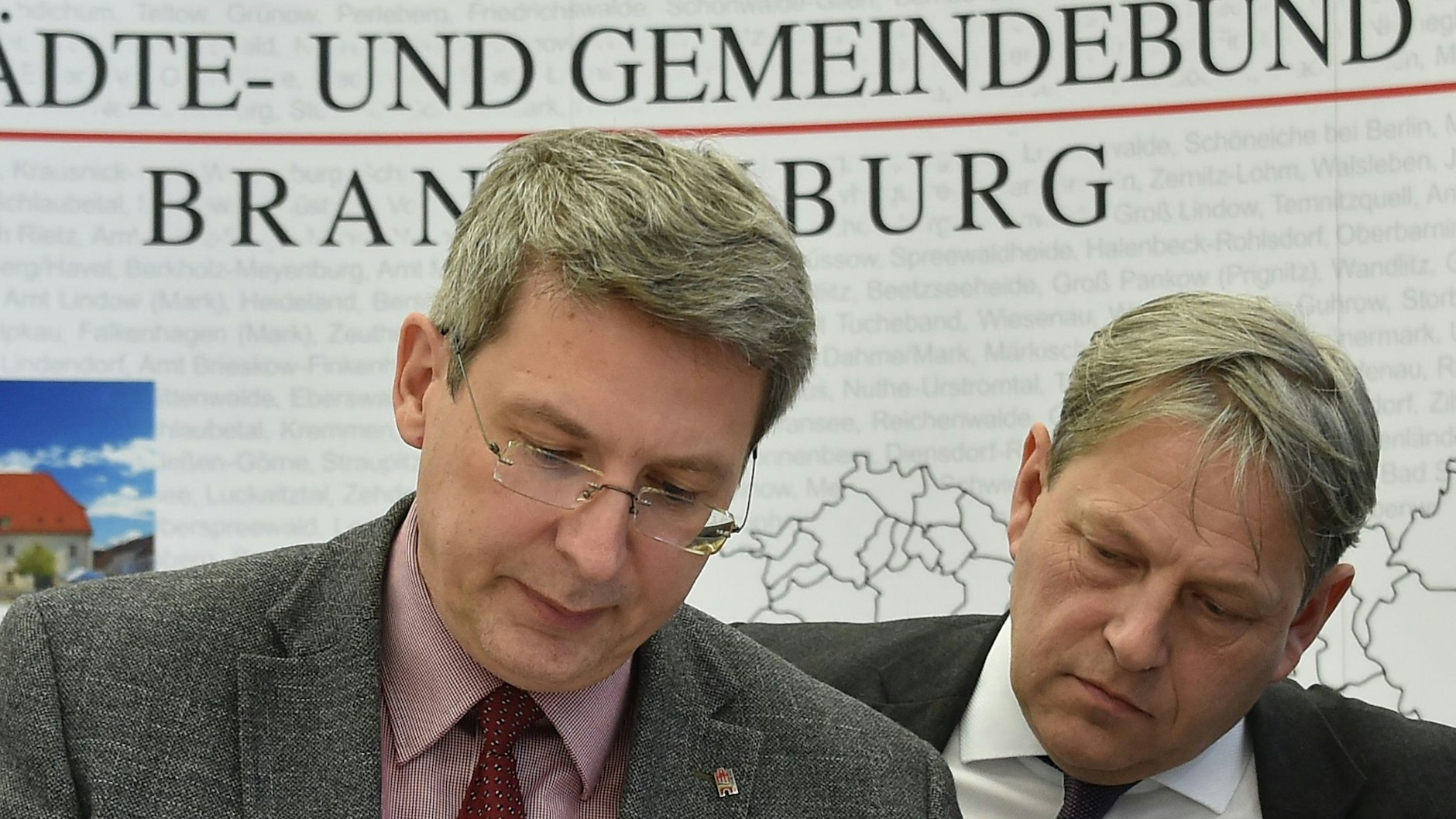 Oliver Hermann (l.), Präsident des Städte- und Gemeindebundes Brandenburg, und Jens Graf, Geschäftsführer des Städte- und Gemeindebundes Brandenburg