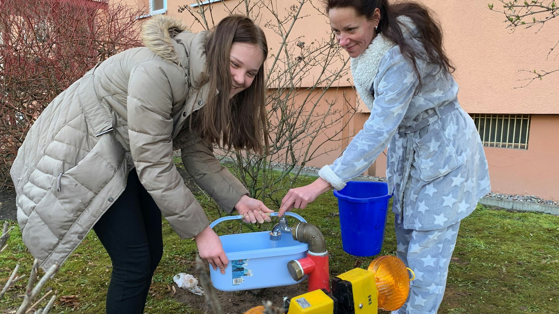 Mutter Nicole Völker (32) mit Tochter Samantha (12) an der Notzapfsäule in der Rüdickenstraße.
