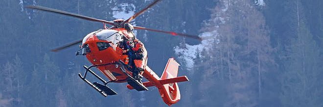 Rettungshubschrauber „Christoph 14“ bei der Rettung des 18-jährigen Wanderers in den Berchtesgadener Alpen in Bayern.