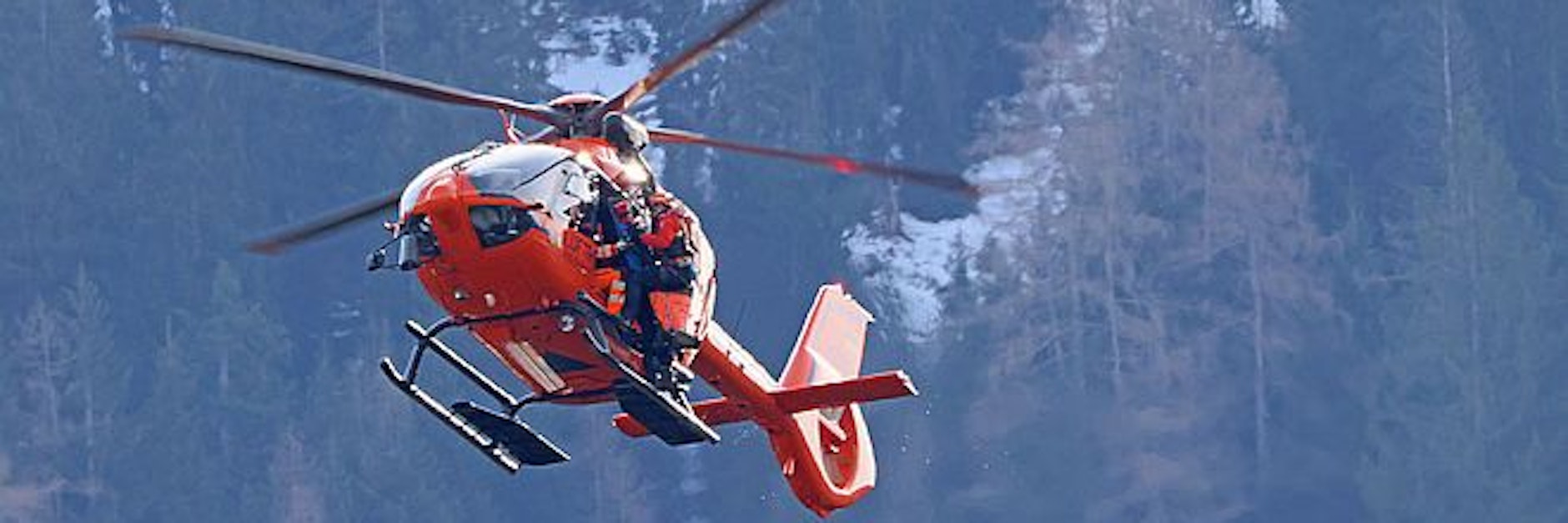 Rettungshubschrauber „Christoph 14“ bei der Rettung des 18-jährigen Wanderers in den Berchtesgadener Alpen in Bayern.