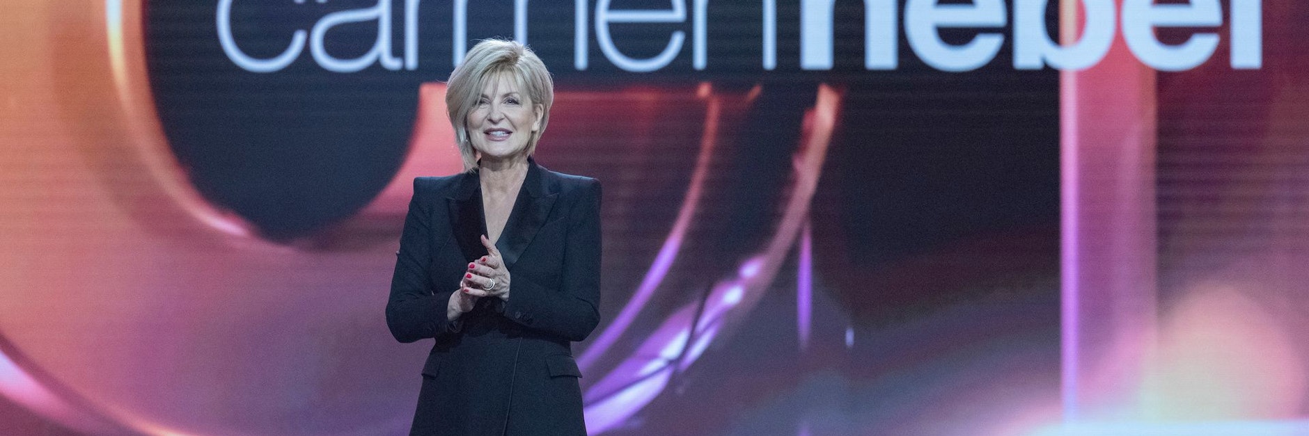 Gastgeberin Carmen Nebel steht in ihrer Show „Willkommen bei Carmen Nebel“ auf der Bühne.