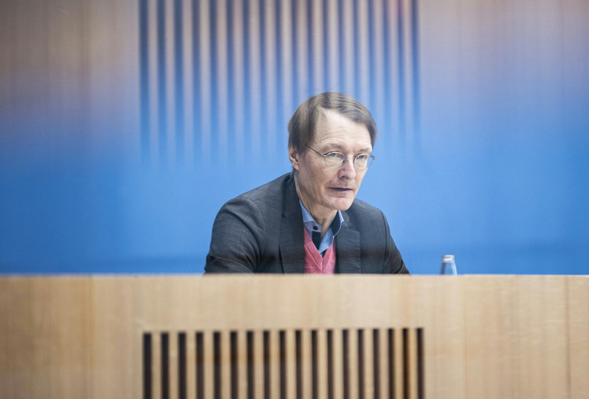 Der SPD-Politiker Karl Lauterbach fordert, alle Lockerungen der Corona-Verordnungen sofort zu beenden. Die gefürchtete dritte Welle bezeichnet Lauterbach in einem Tweet als „letztes Gefecht“.