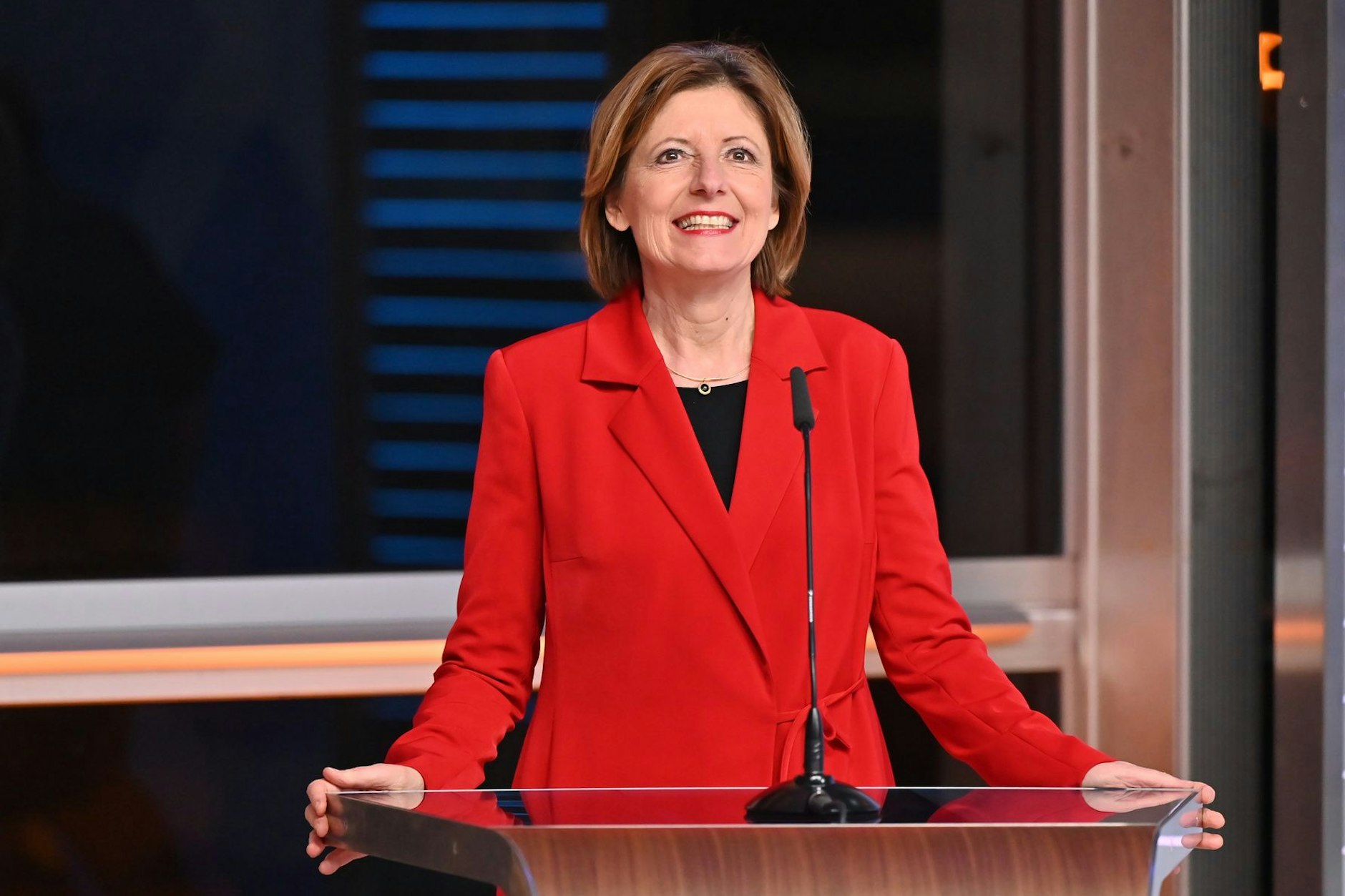 Malu Dreyer, Ministerpräsidentin von Rheinland-Pfalz und Spitzenkandidatin der SPD für die Landtagswahl in Rheinland-Pfalz, steht während der Runde der Spitzenkandidaten im ZDF-Wahlstudio.