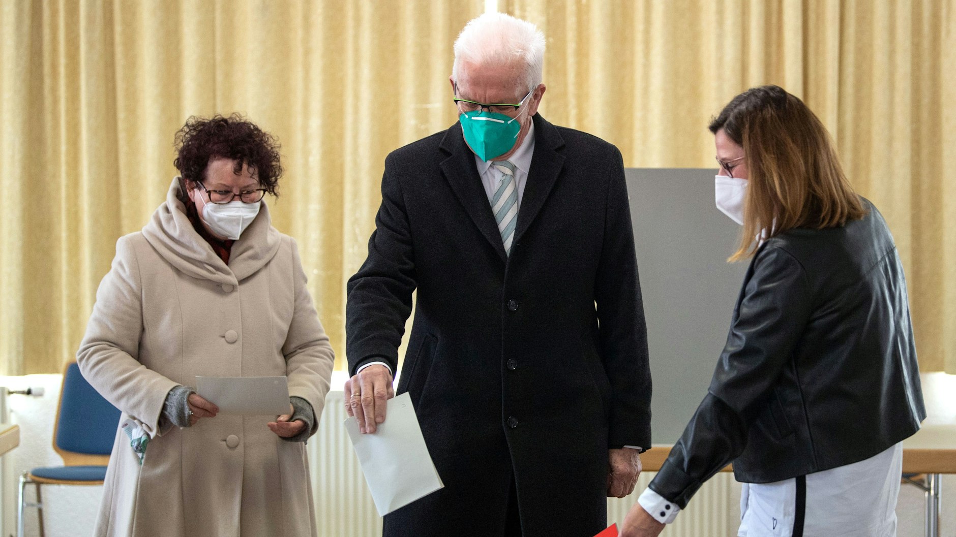 In Sigmaringen gaben Winfried Kretschmann (Grüne), Ministerpräsident von Baden-Württemberg, und seine Frau Gerline (l.) ihre Stimme ab. 