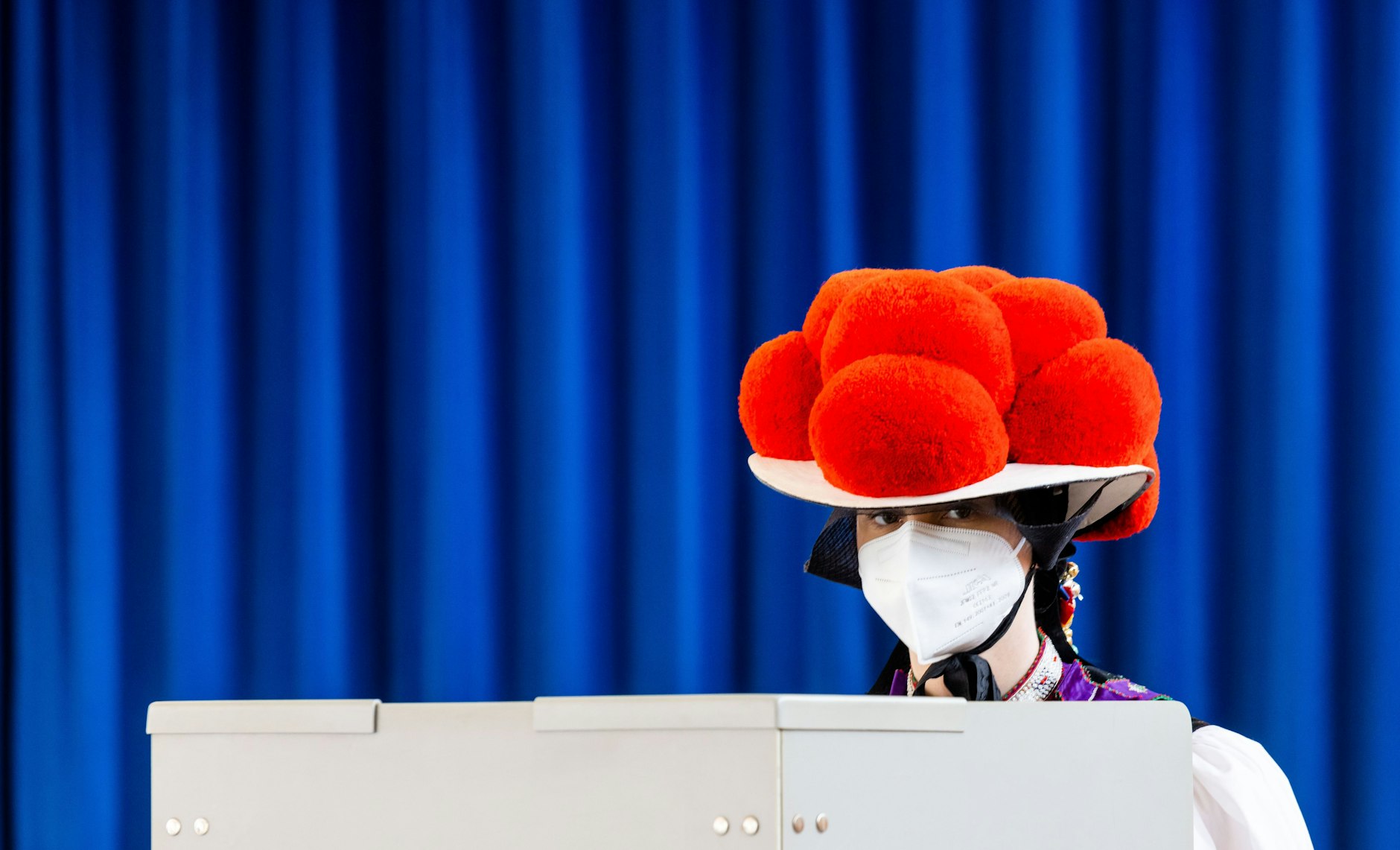 Eine junge Frau in traditioneller Schwarzwälder Tracht gibt in der Festhalle in Gutach in Baden-Württemberg ihre Stimme ab.&nbsp;