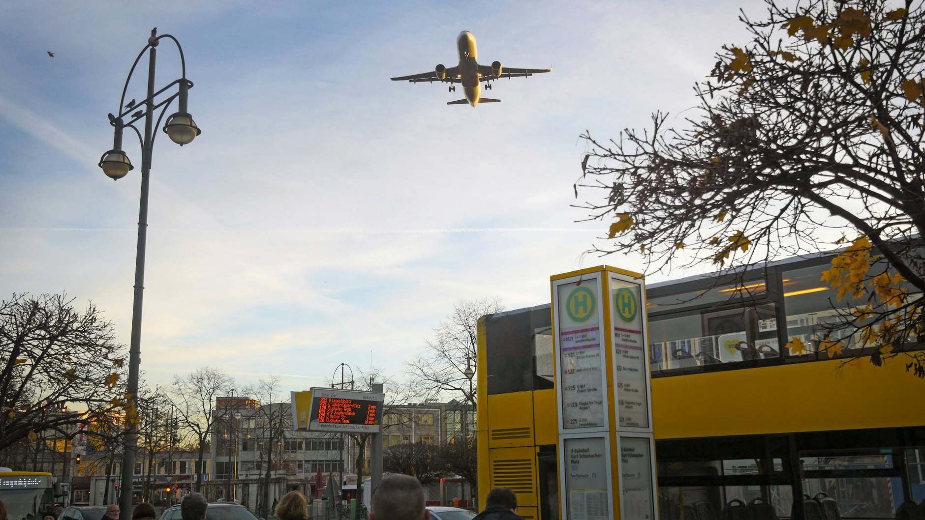 So sah es früher am Kurt-Schumacher-Platz in Reinickendorf aus: Die Flugzeuge flogen beim Landesanflug auf Tegel in niedriger Höhe über die Köpfe hinweg. Für Hochhäuser war hier kein Platz. 