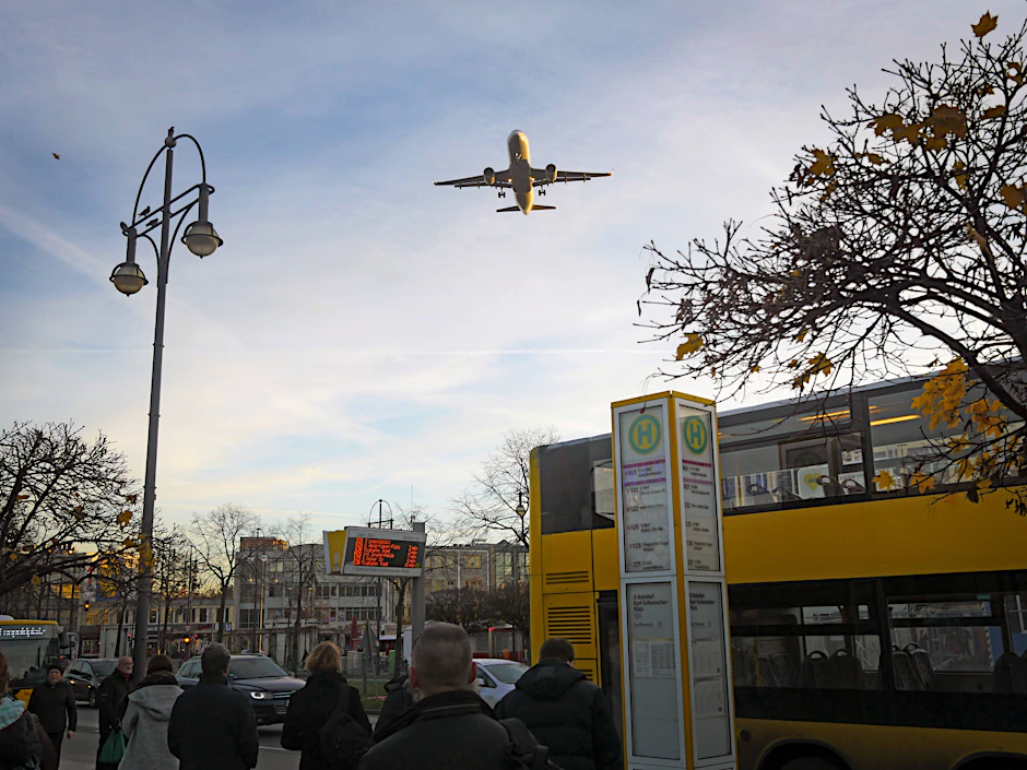So sah es früher am Kurt-Schumacher-Platz in Reinickendorf aus: Die Flugzeuge flogen beim Landesanflug auf Tegel in niedriger Höhe über die Köpfe hinweg. Für Hochhäuser war hier kein Platz.&nbsp;