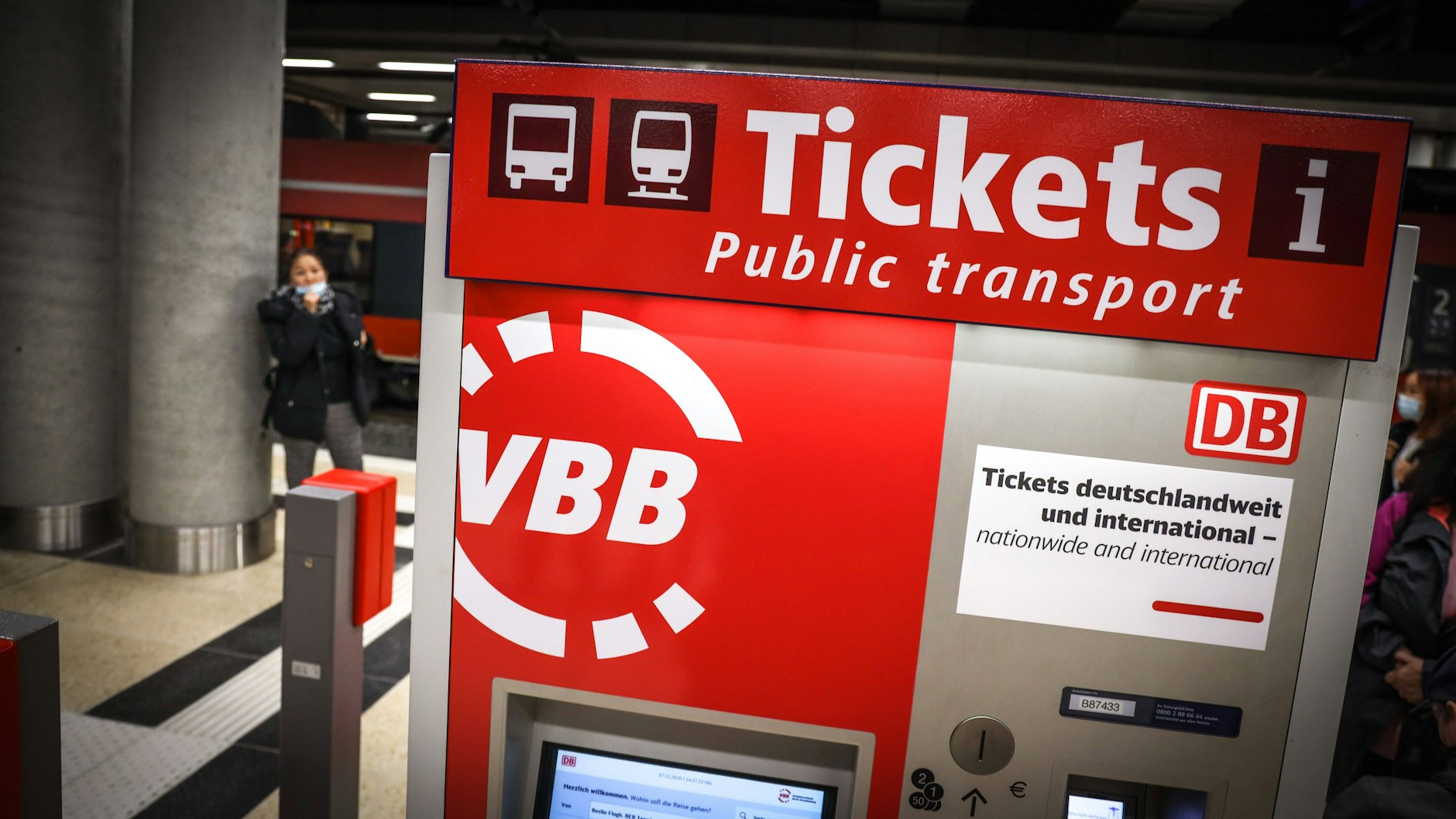 Ein Fahrscheinautomat mit dem Logo des Verkehrsverbunds Berlin-Brandenburg (VBB).