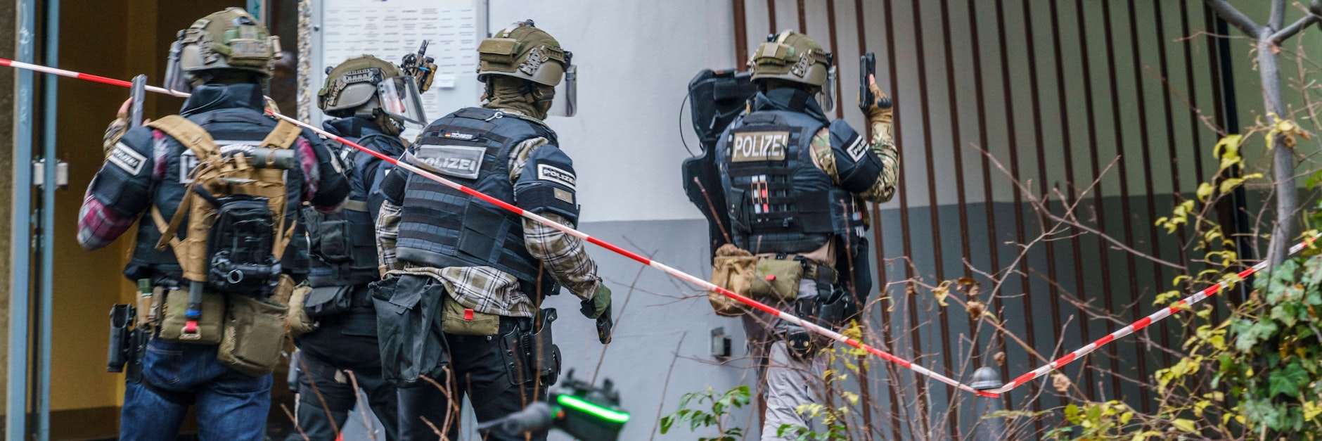 SEK-Beamte im Einsatz: Vor einigen Wochen gab es eine nächtliche Schießerei mit mehreren Verletzten in der Stresemannstraße in Kreuzberg.