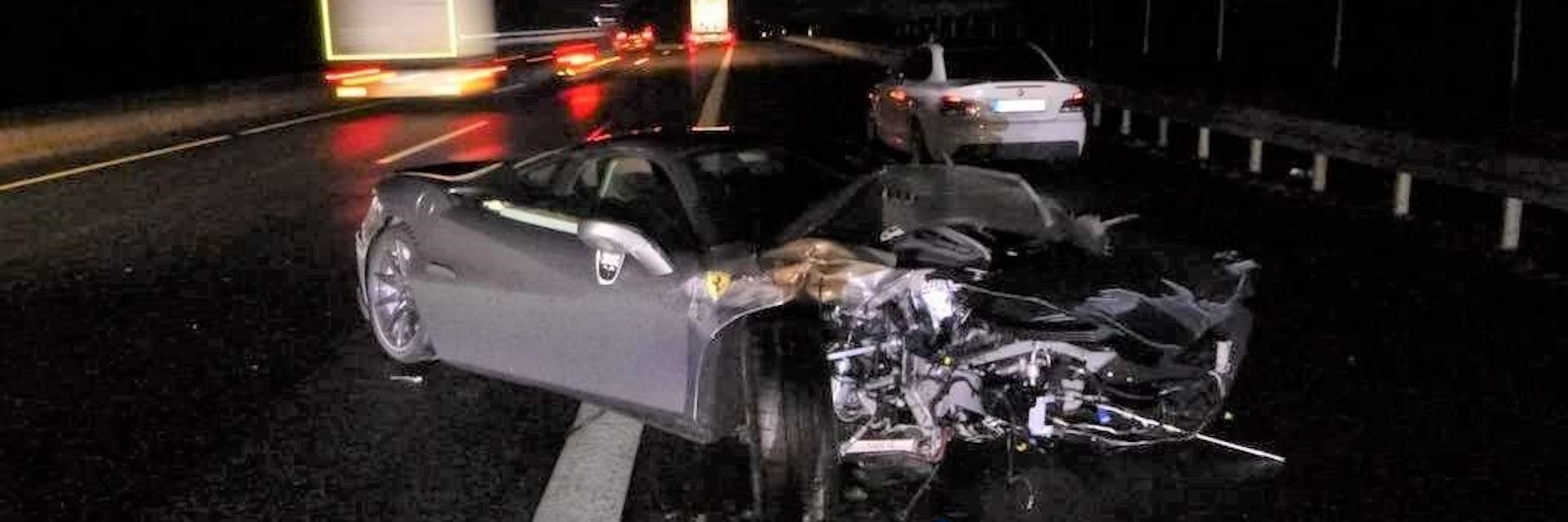 Dieses Bild des schrottreifen Sportwagens veröffentlichte die Polizei Fulda. Der Ferrari F8 ist schrottreif.