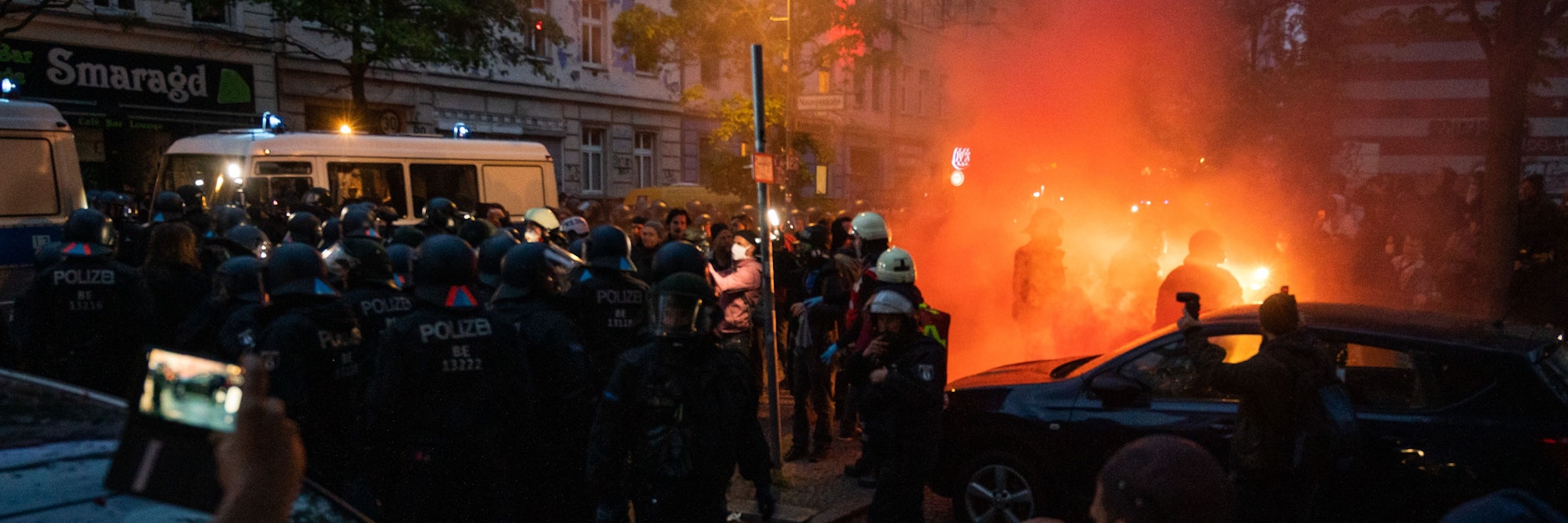 Demonstranten filmen mit ihren Smartphones einen Polizeieinsatz. Aufgrund der Corona-Krise und der Kontaktbeschränkungen wurde über das Internet zu einer Demonstration in der Oranienstraße aufgerufen. 