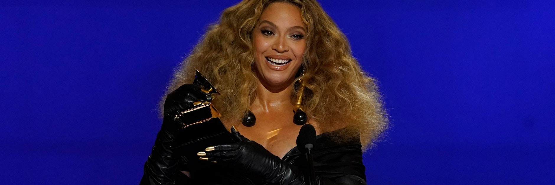 Beyonce nimmt den Preis für die beste R&B-Performance für "Black Parade" bei den 63. Grammy Awards im Los Angeles Convention Center entgegen.