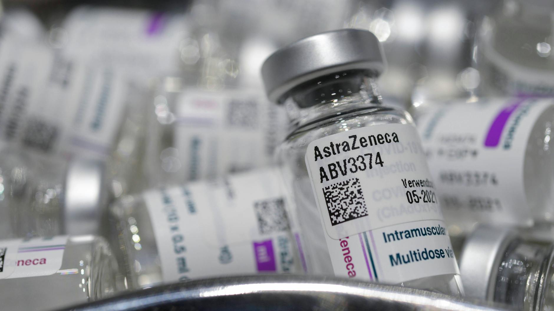 In Deutschland wird vorerst nicht weiter mit dem Covid-19-Impfstoff von Astrazeneca geimpft.