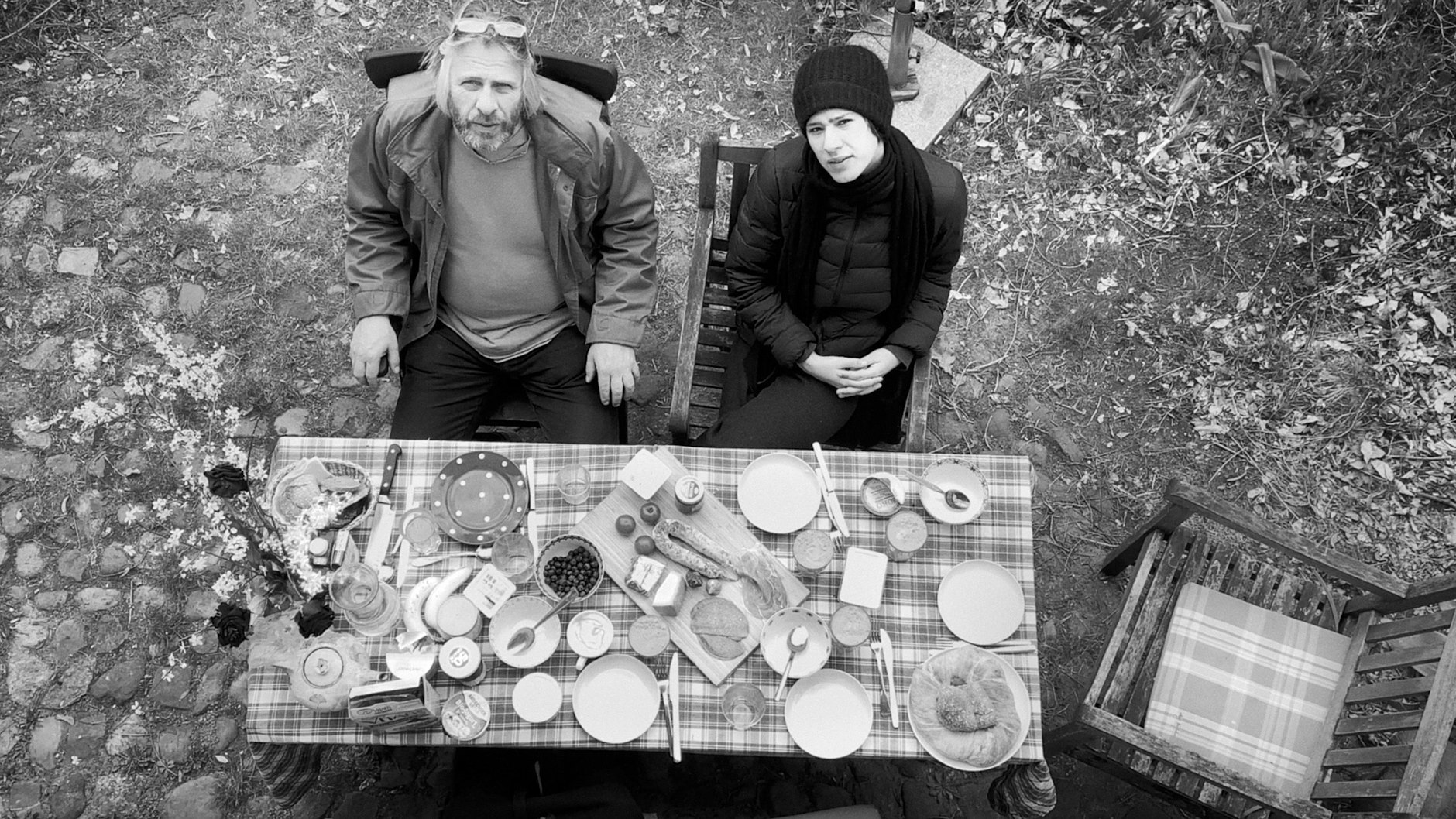 Martin und Matilda: Vater und Tochter beim Frühstück am Anfang des Lockdowns in Annekatrin Hendels Dokumentarfilm „Vertreibung ins Paradies“.<br>
