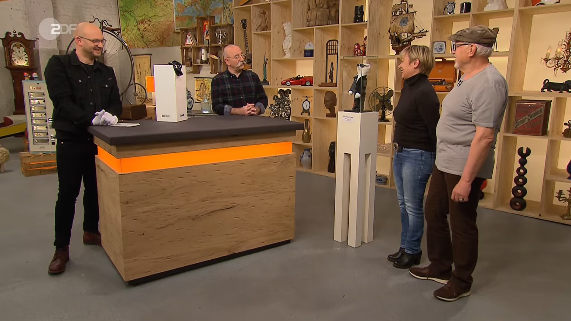 Bei der „Bares für Rares“-Expertise: Experte Sven Deutschmanek, Moderator Horst Lichter und die Kandidaten Sonja und Thomas.