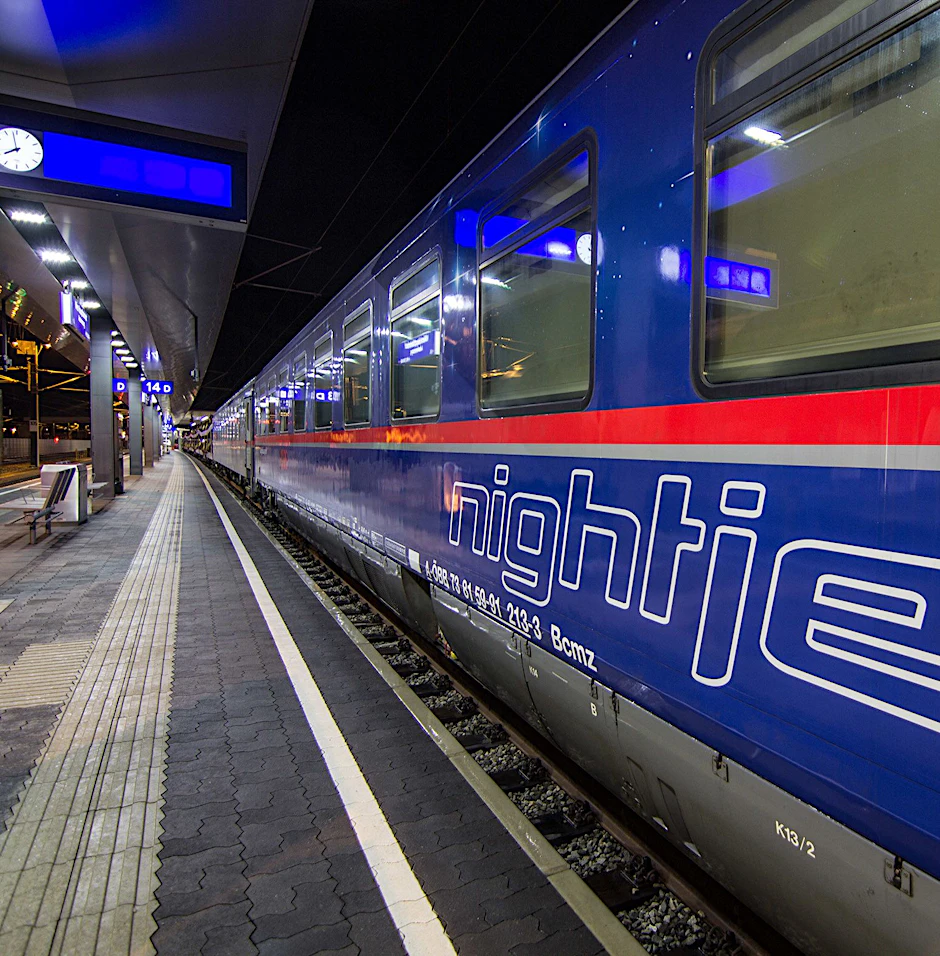 Startklar für die Fahrt durch die Nacht: ein Nightjet der ÖBB. Derzeit pausieren allerdings die meisten Nachtzüge wegen coronabedingter Reisebeschränkungen.&nbsp;