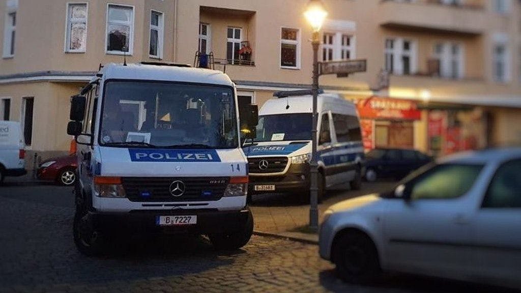 Mannschaftswagen der Berliner Polizei stehen vor Wohnhäusern. Ermittler haben zuletzt bei mehreren Razzien in Berlin Drogenbanden hochgenommen. 