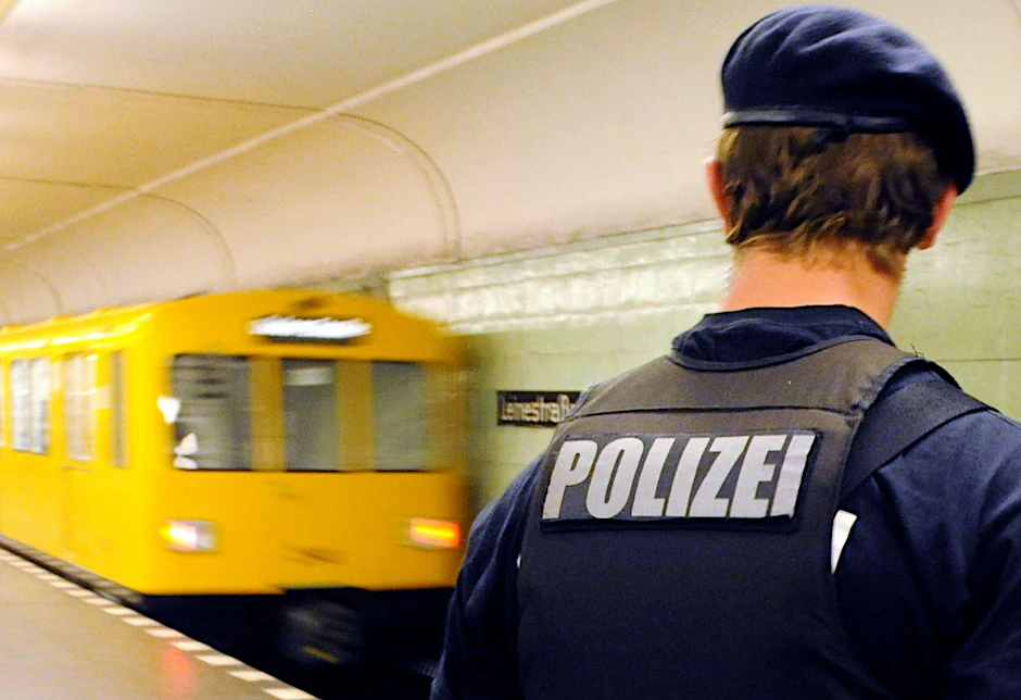Ein Polizist bei einem Einsatz auf einem Berliner U-Bahnhof (Symbolbild).&nbsp;