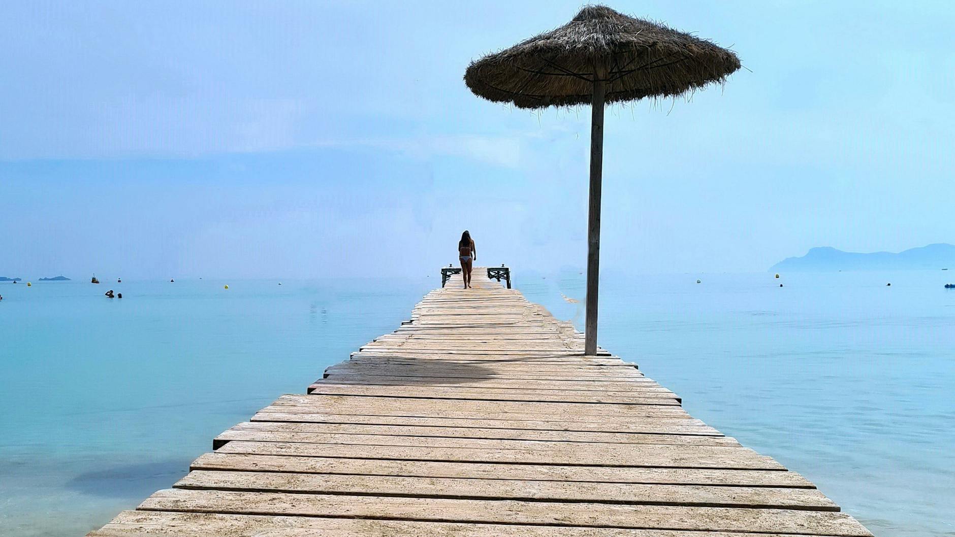 Keine Risikogebiete sind neben den Balearen auch Valencia und die umliegende Region. Auch mehrere Regionen Portugals sowie die Azoren können ohne anschließende Quarantäne besucht werden.