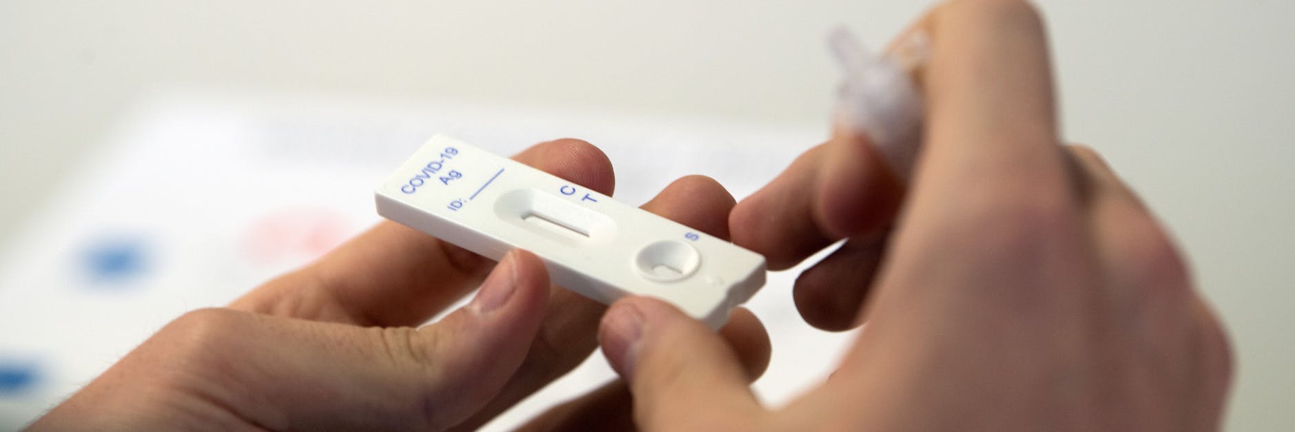 Die Schüler und Schülerinnen sollen die Tests zu hause durchführen.