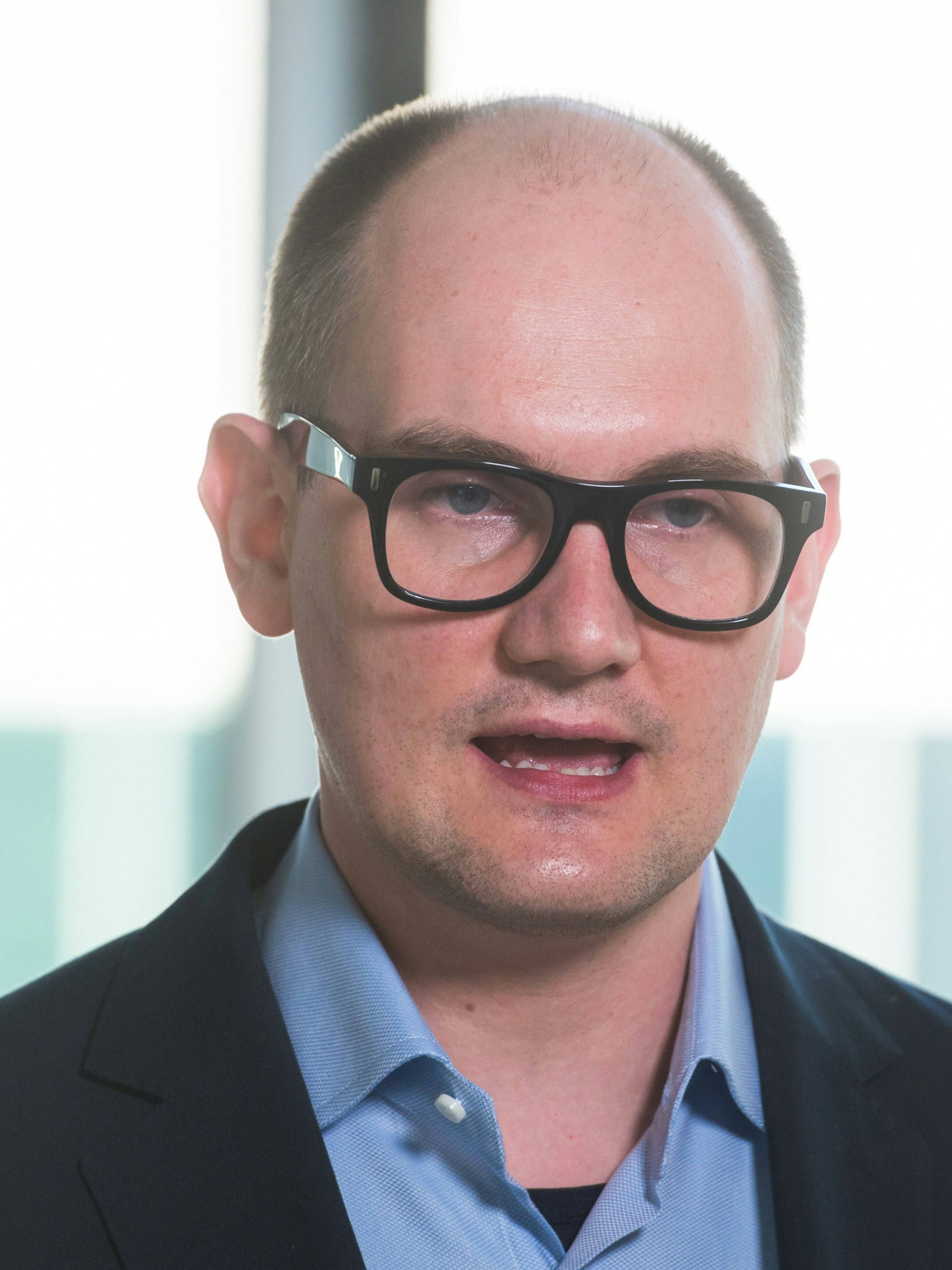 Janosch Dahmen (Grüne) war Oberarzt bei der Berliner Feuerwehr und dort für die Corona-Bekämpfung zuständig, ehe er im November 2020 als Nachrücker in den Bundestag einzog. 