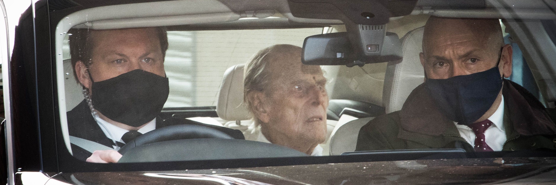 Der britische Prinz Philip (Mitte), Herzog von Edinburgh, verlässt in einem Auto die private Londoner Klinik King Edward VII, wo er behandelt wurde.