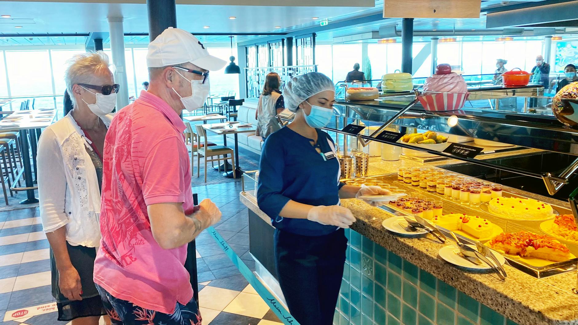 Selbstbedienung an den Buffets ist nicht mehr - die Gäste suchen aus, eine Service-Mitarbeiterin füllt die Teller. 