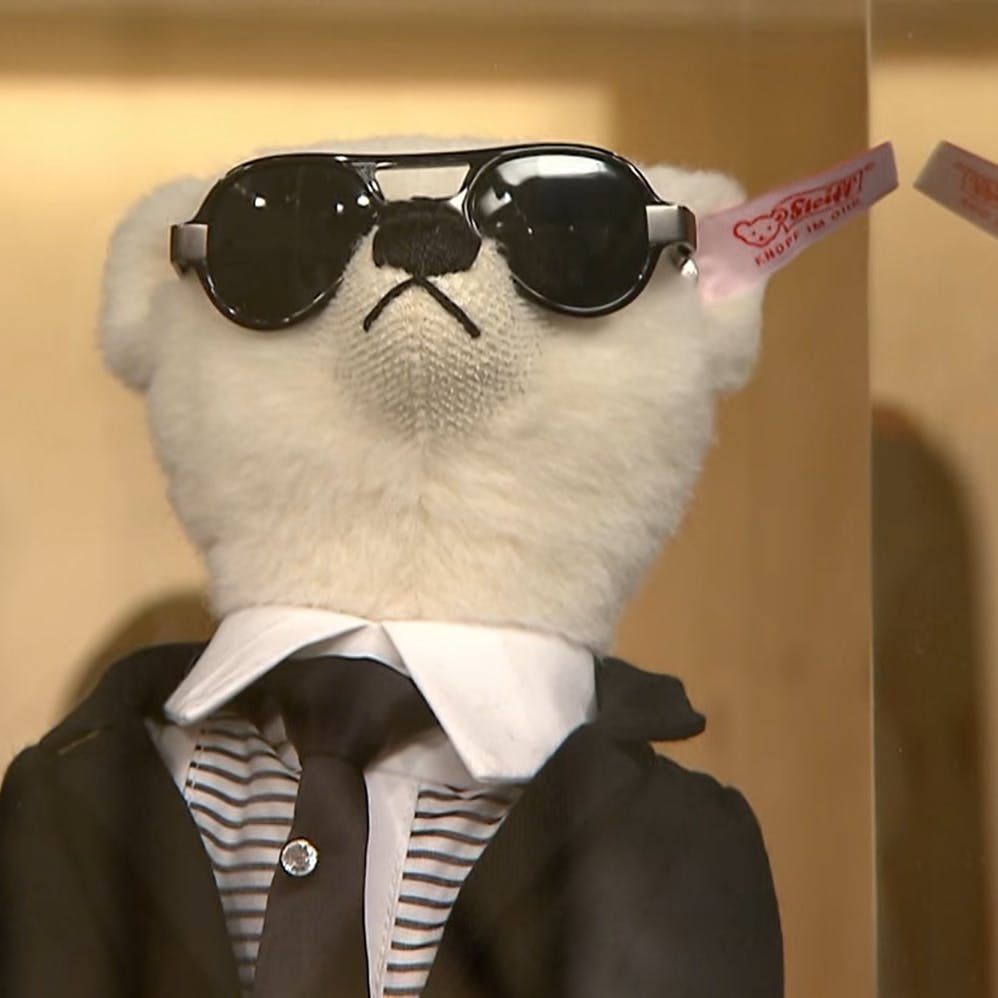 Der Teddy war eine Bestellung von Mode-Zar Karl Lagerfeld, nun kam er bei „Bares für Rares“ unter den Hammer.
