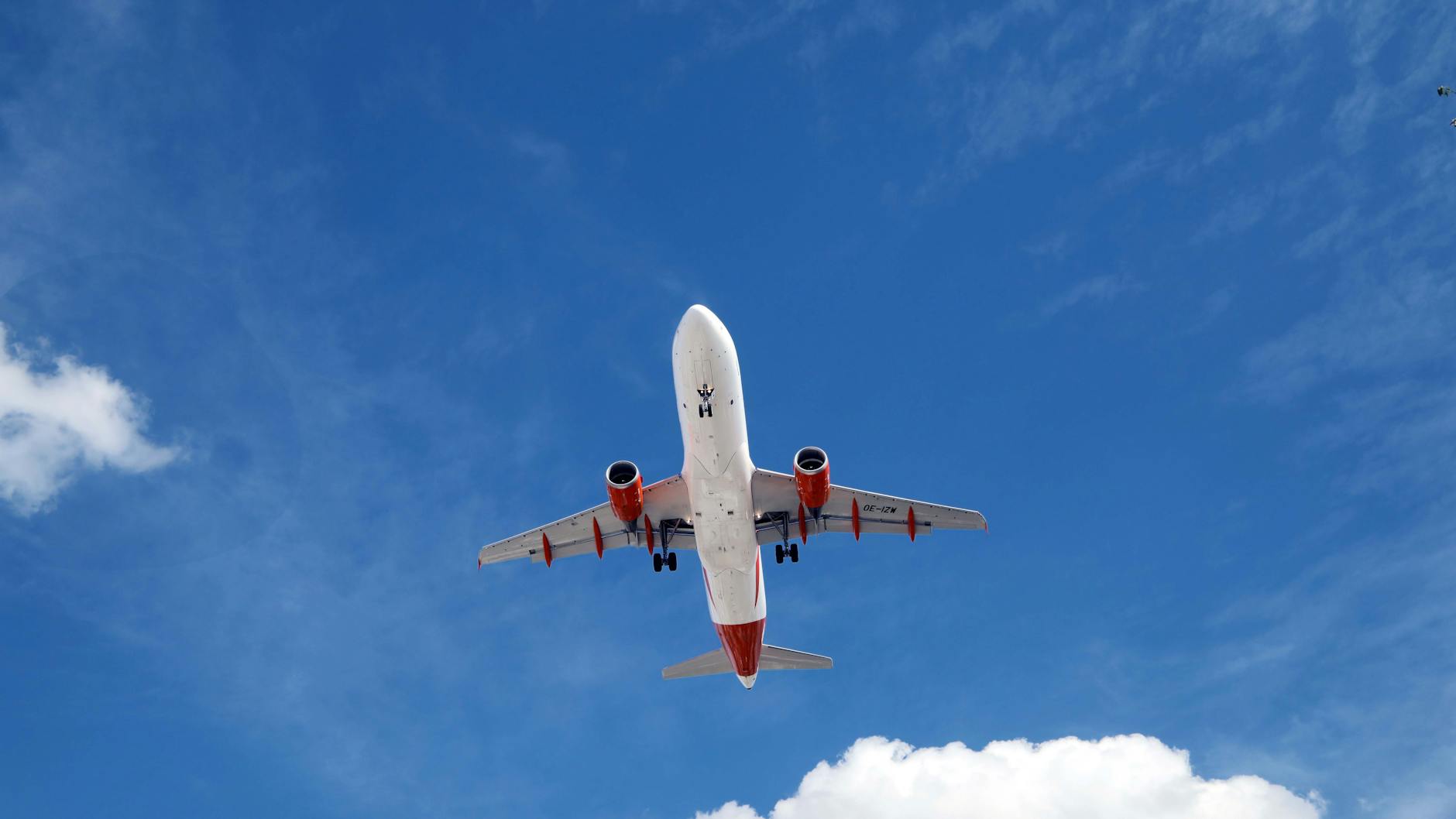 Flugzeug im Anflug auf Berlin. Gerne säße unsere Autorin darin.