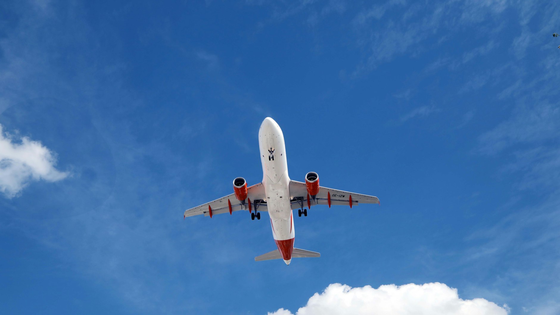 Flugzeug im Anflug auf Berlin. Gerne säße unsere Autorin darin.