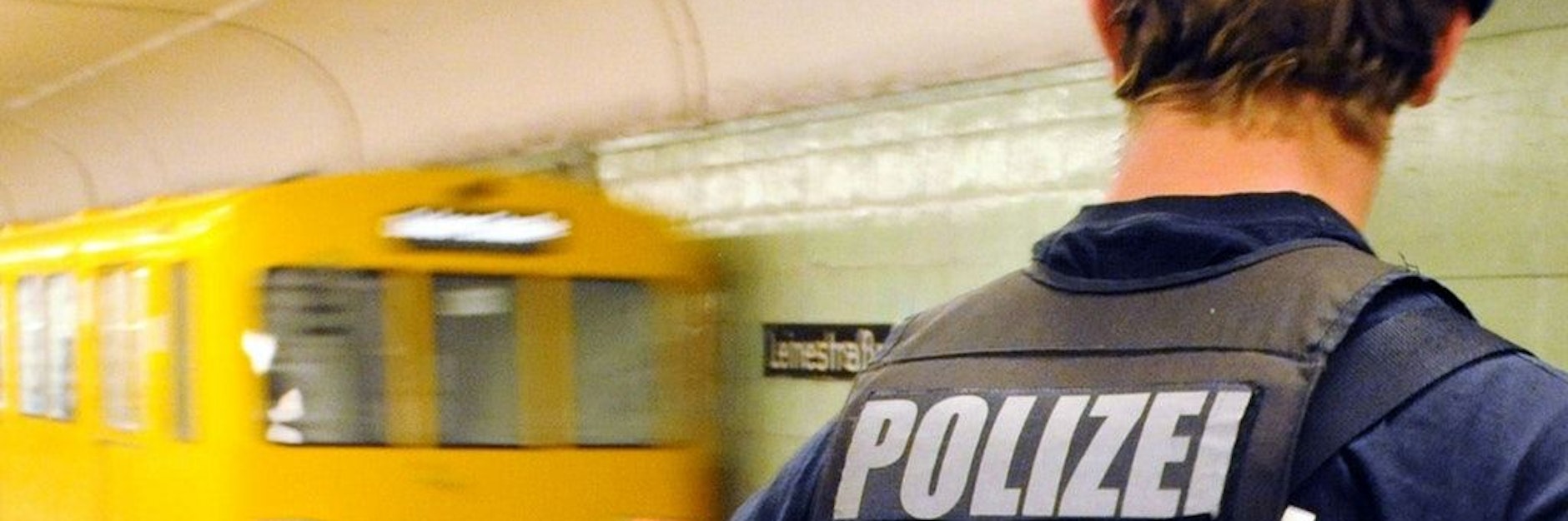 Ein Polizist bei einem Einsatz auf einem Berliner U-Bahnhof (Symbolbild).