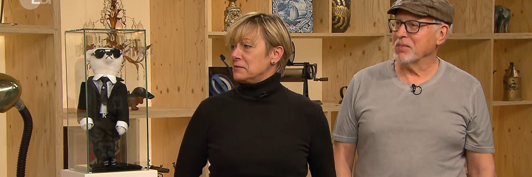 Sonja und Thomas wollen bei „Bares für Rares“ ihren Lagerfeld-Teddy (l.) verkaufen.