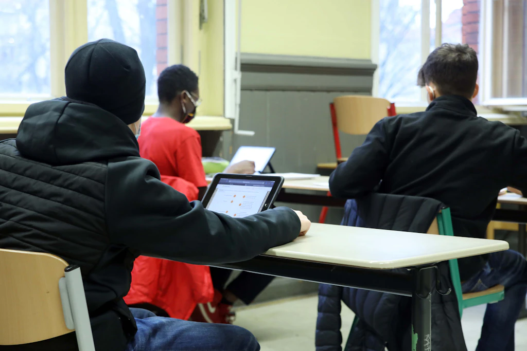 Tausend Tests und viele Fragen: Ältere Schüler kehren in die Schulen zurück