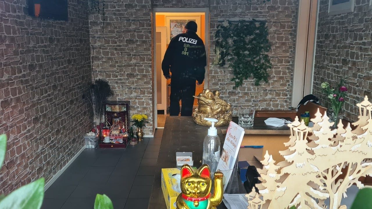 Bundespolizisten durchsuchten auch Geschäfte.