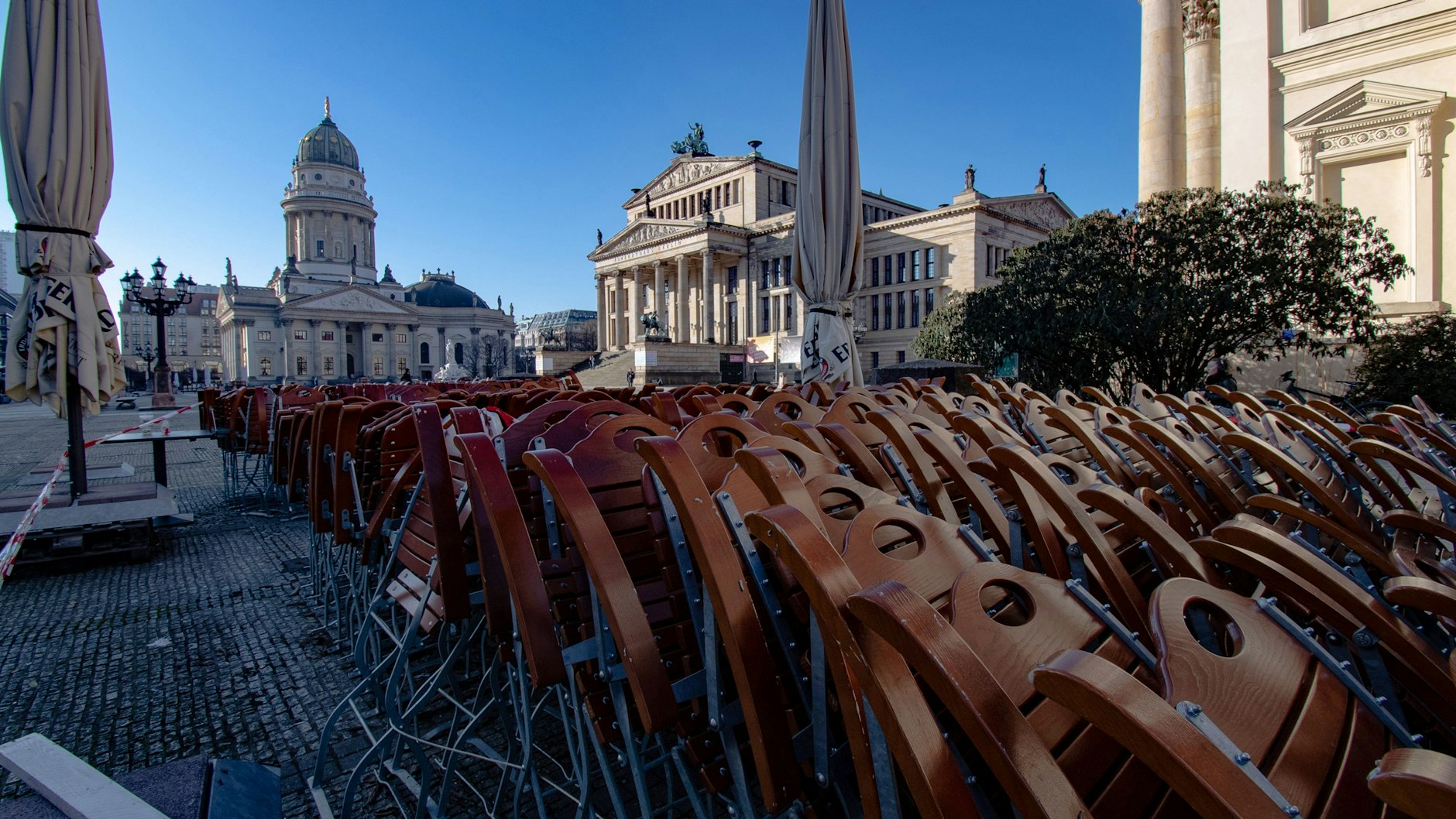Stühle und Tische einer Außengastronomie am Gendarmenmarkt sind zusammengestellt (Symbolbild).