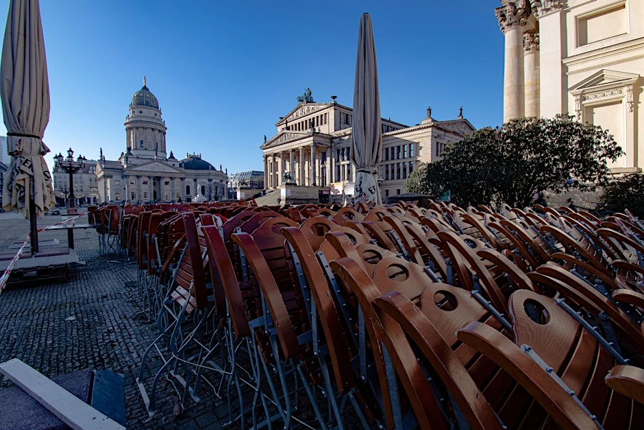 Stühle und Tische einer Außengastronomie am Gendarmenmarkt sind zusammengestellt (Symbolbild).