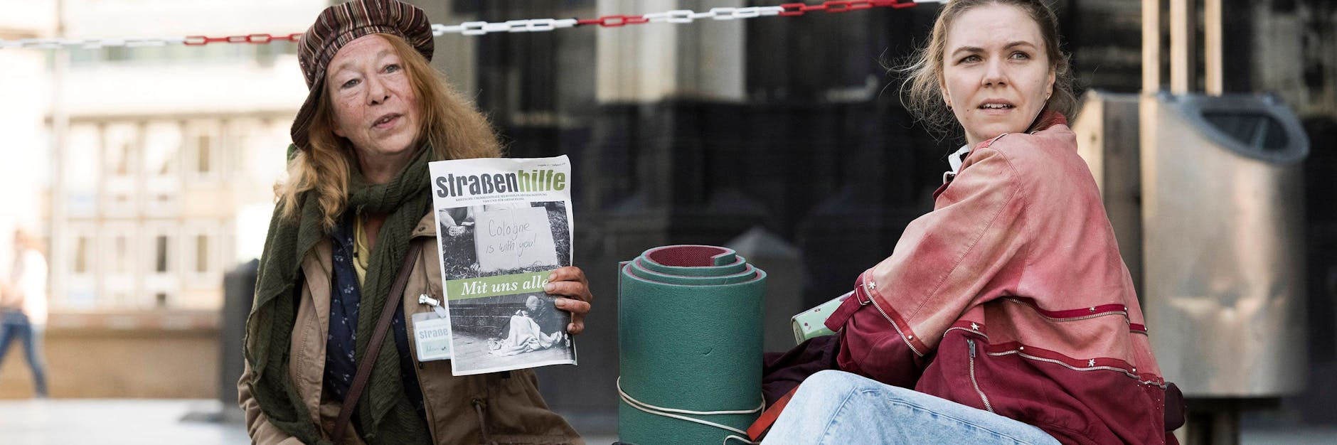 Monika Keller (Rike Eckermann, links) verkauft am Dom Obdachlosenzeitungen. Sie hilft Ella Jung (Ricarda Seifried, rechts), die gerade erst lernt, sich auf der Straße durchzuschlagen.<br><br>