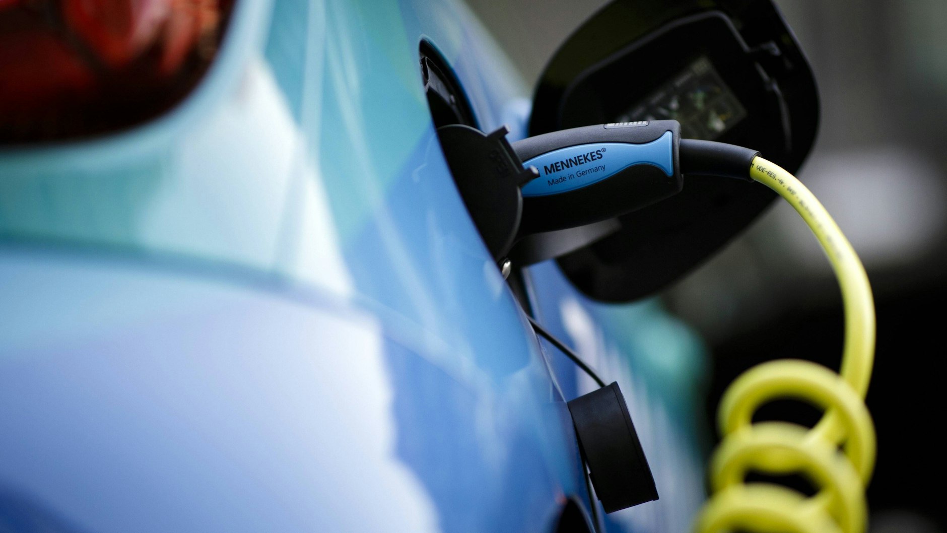 Bereit für die nächste Fahrt: Elektroauto an einer Ladesäule in Berlin.